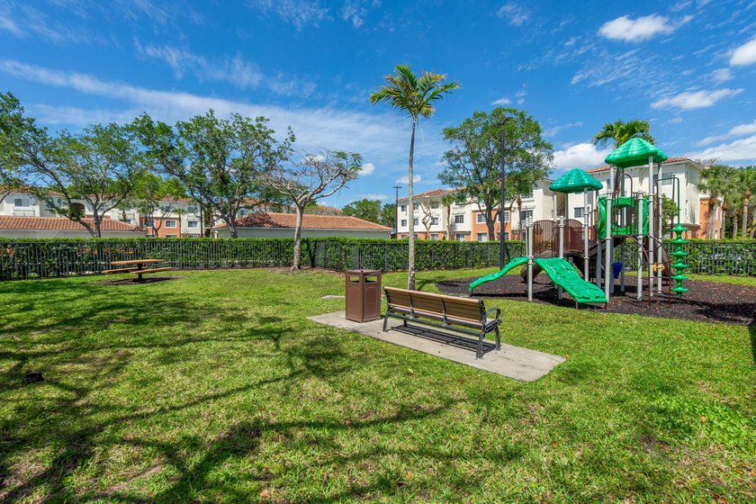Spacious first floor 1 bedroom 1 bathroom condo plus open den in - photo 32