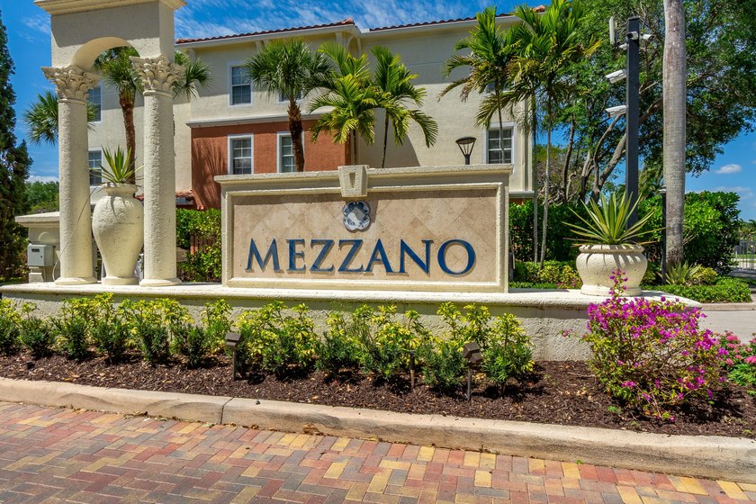 Spacious first floor 1 bedroom 1 bathroom condo plus open den in - photo 33