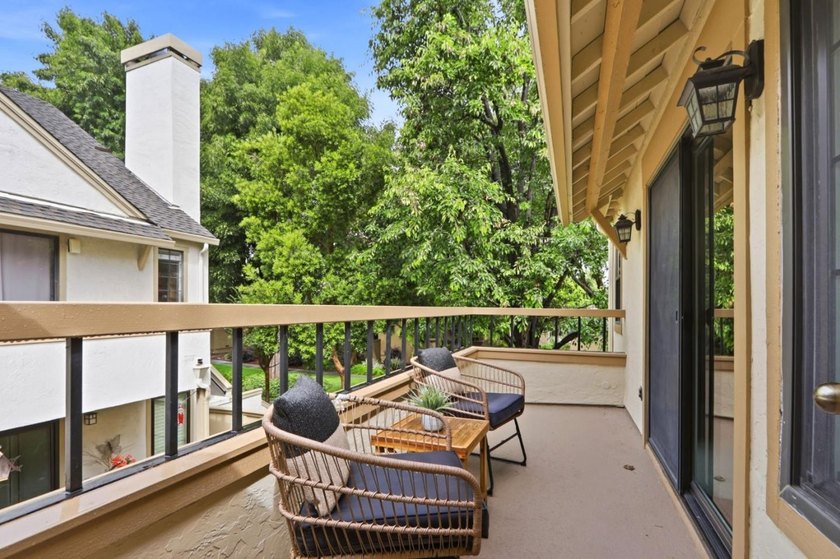 Welcome to this beautifully updated townhouse-style condo - photo 36