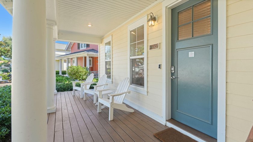 Welcome to 1327 E Ravens Run, a beautifully decorated home - photo 6