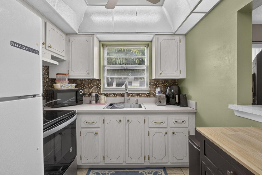 Rare first-floor corner end unit offering extra privacy - photo 14
