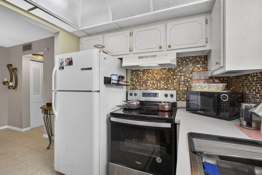 Rare first-floor corner end unit offering extra privacy - photo 18