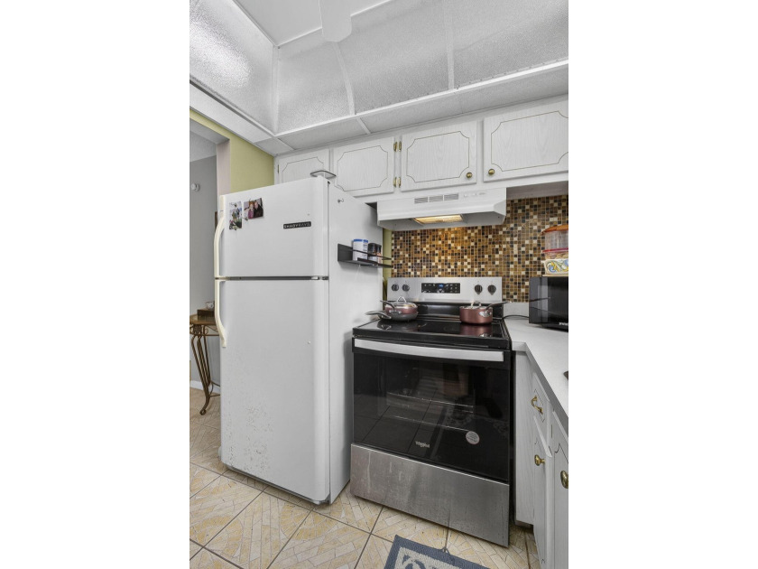 Rare first-floor corner end unit offering extra privacy - photo 20