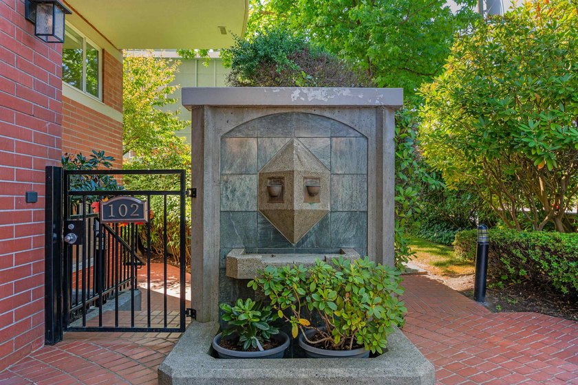 Tucked away in the heart of Kerrisdale, this tastefully - photo 36