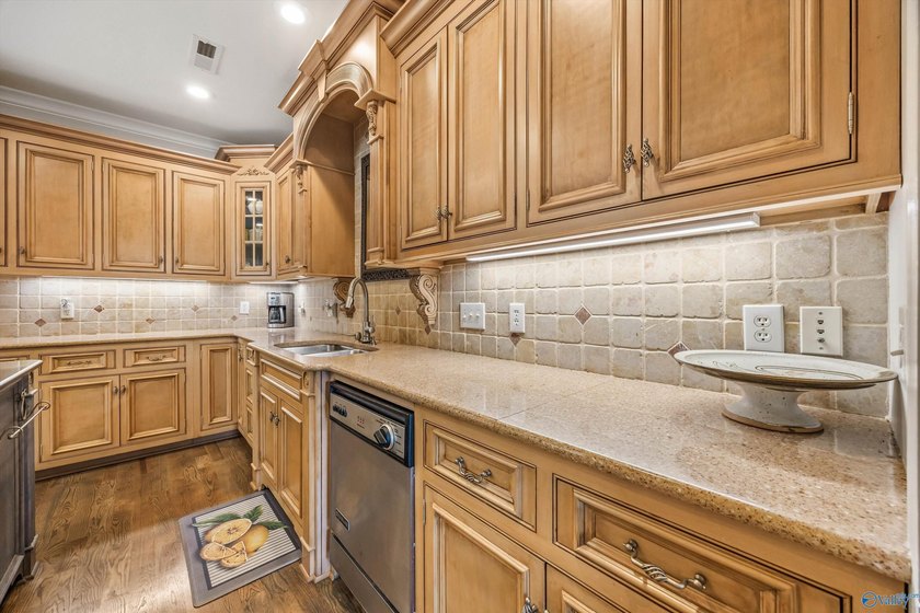 Stunning golf course home filled with luxury and elegance! - photo 12