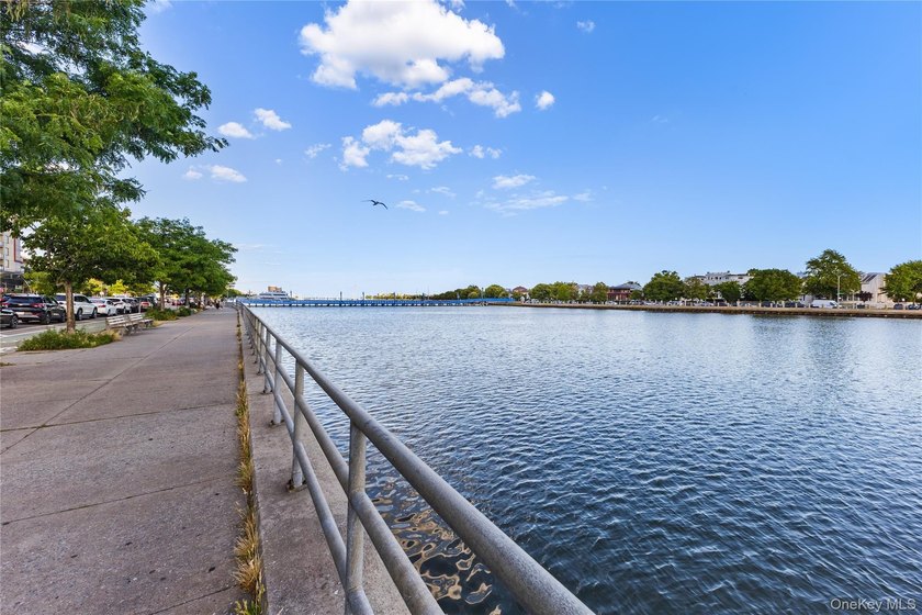 Move right into this beautifully renovated 1 bedroom, 1 bath - photo 17