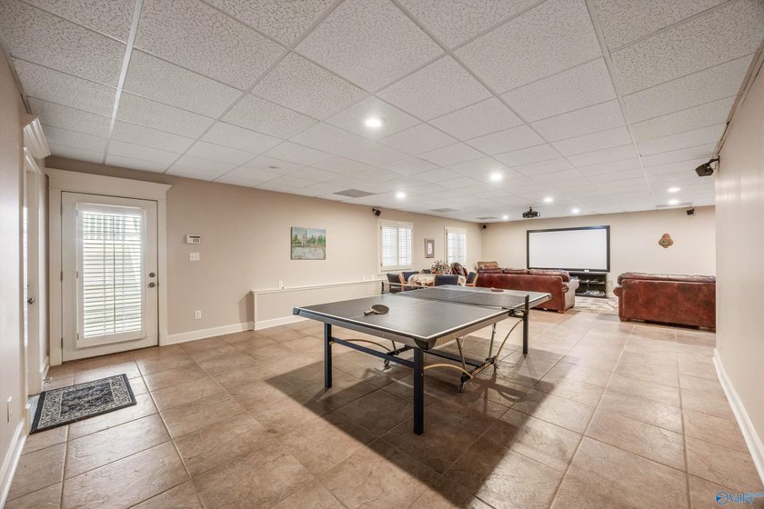 Stunning golf course home filled with luxury and elegance! - photo 34