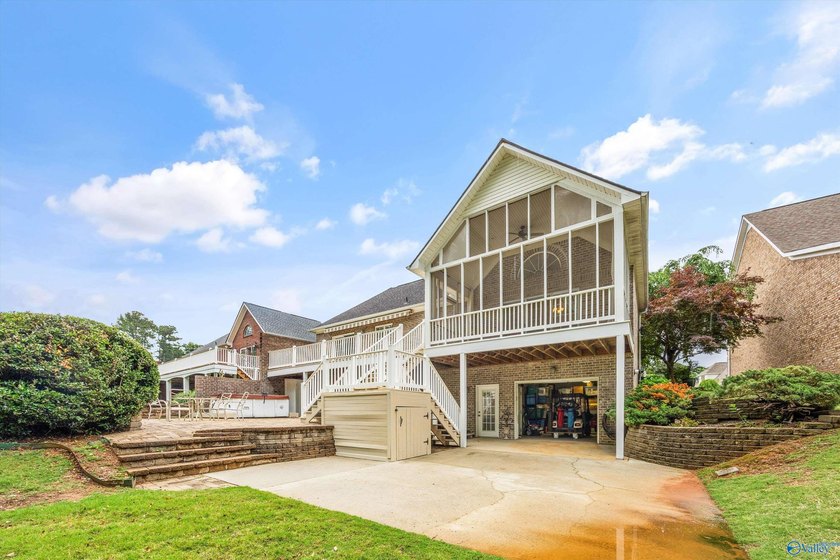 Stunning golf course home filled with luxury and elegance! - photo 41