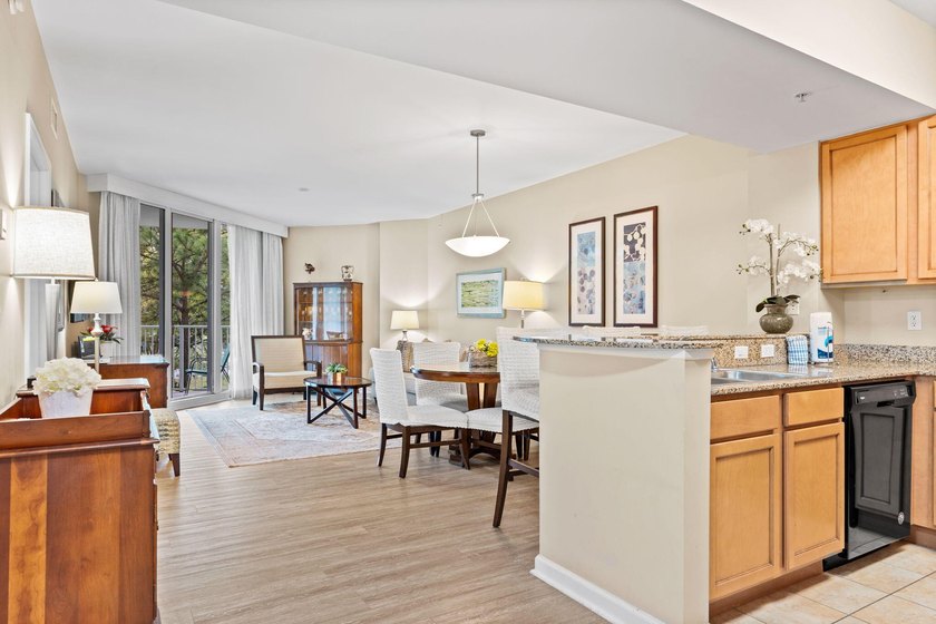 This beautifully updated condo offers an oversized kitchen - photo 4