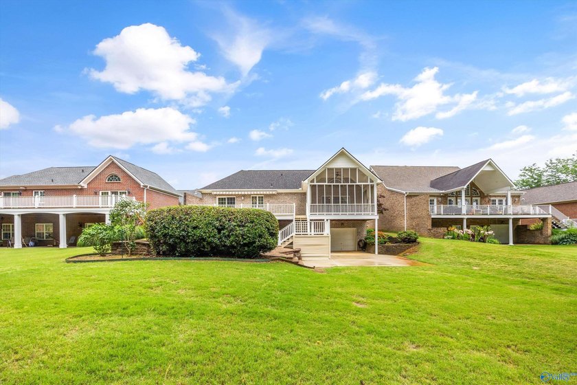 Stunning golf course home filled with luxury and elegance! - photo 44