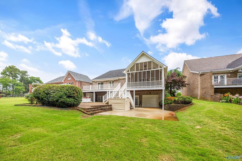 Stunning golf course home filled with luxury and elegance! - photo 45