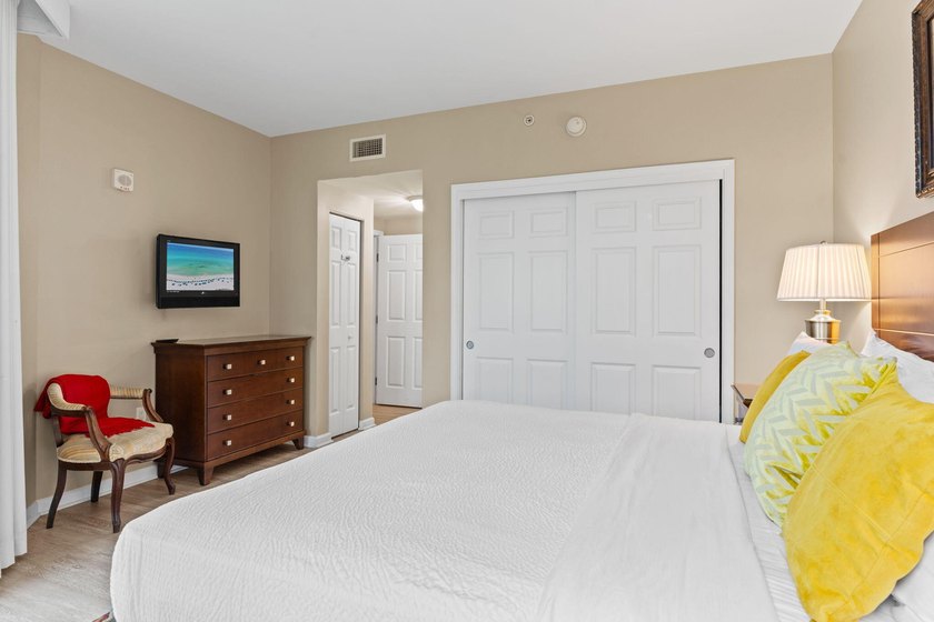 This beautifully updated condo offers an oversized kitchen - photo 9