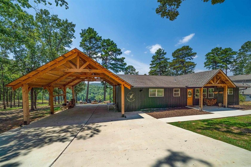 Lake views, relaxation &amp; Investment Potential! 3BR/2BA Retreat - photo 2