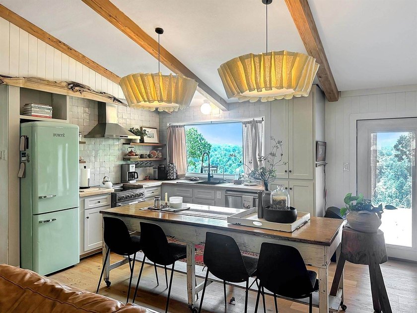 Lake views, relaxation &amp; Investment Potential! 3BR/2BA Retreat - photo 6
