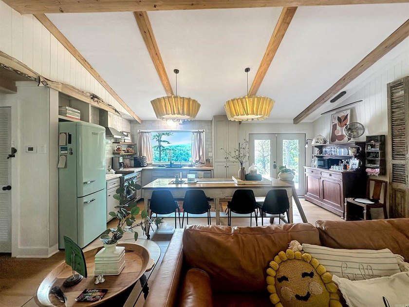 Lake views, relaxation &amp; Investment Potential! 3BR/2BA Retreat - photo 8