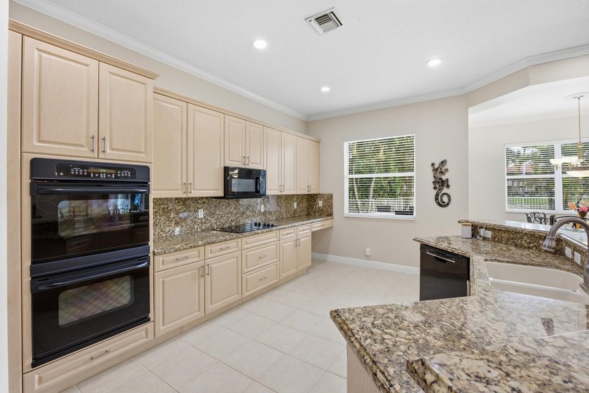 Welcome to this exceptional residence in prestigious Isola Bella - photo 11