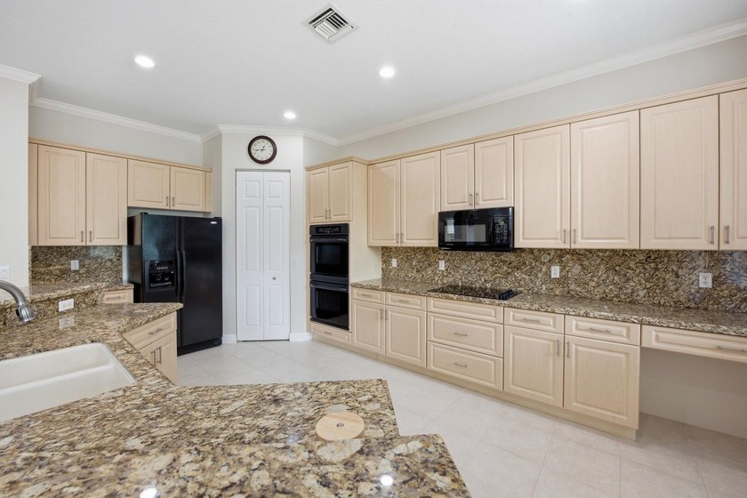 Welcome to this exceptional residence in prestigious Isola Bella - photo 13
