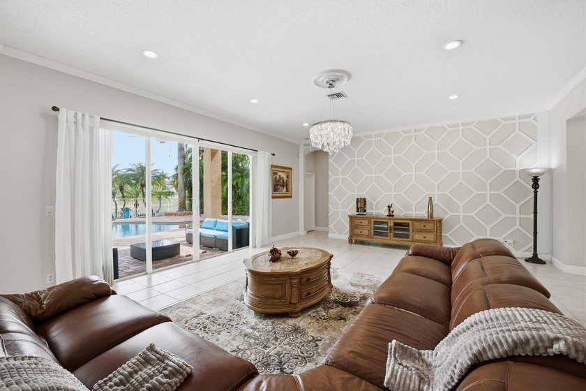 Welcome to this exceptional residence in prestigious Isola Bella - photo 16