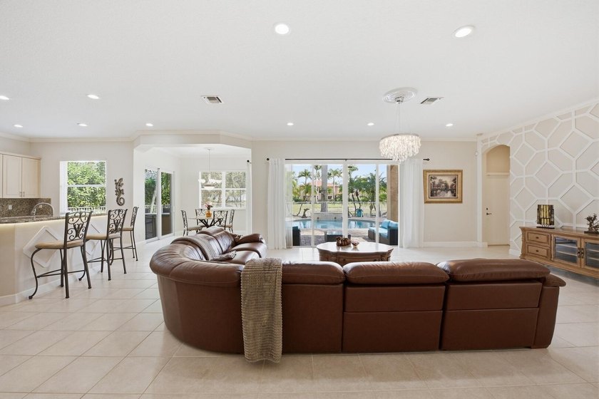 Welcome to this exceptional residence in prestigious Isola Bella - photo 17