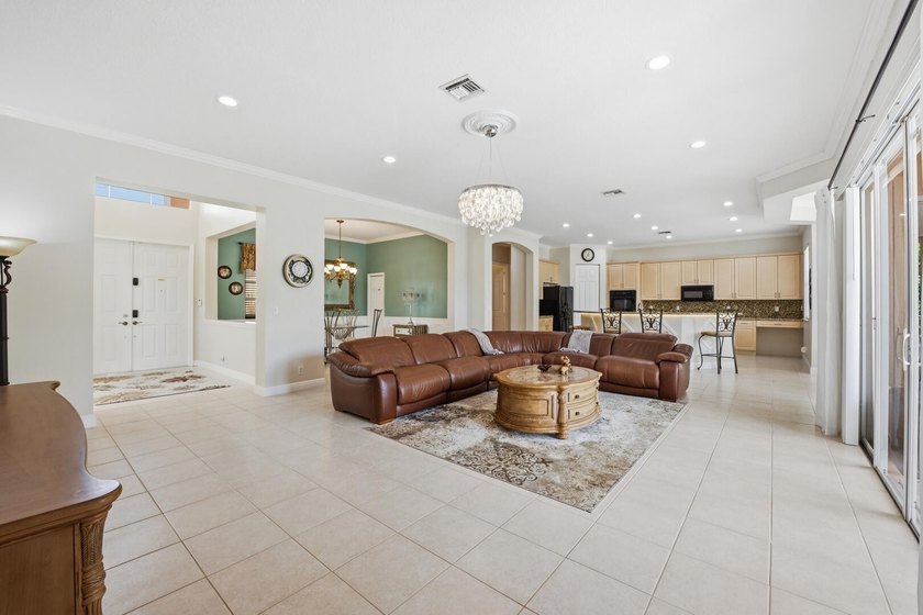Welcome to this exceptional residence in prestigious Isola Bella - photo 19