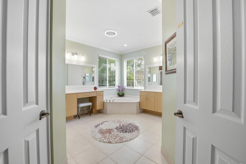 Welcome to this exceptional residence in prestigious Isola Bella - photo 31