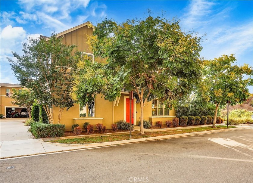 Stunning model perfect home, prized end lot location at the end - photo 3