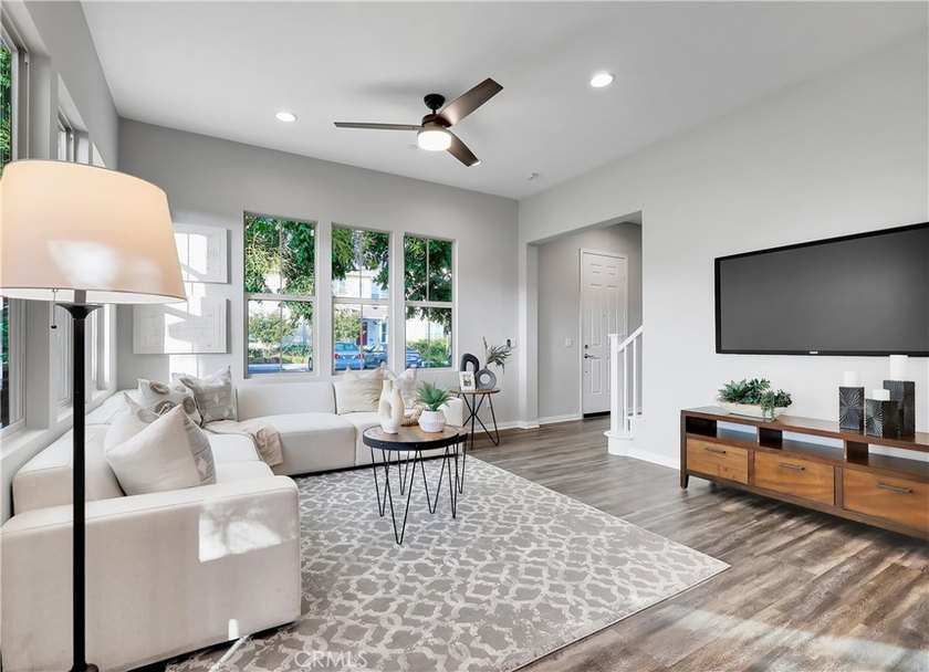 Stunning model perfect home, prized end lot location at the end - photo 5