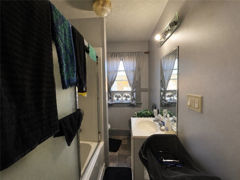 Calling all investors and owner-occupants! Don't miss this - photo 18