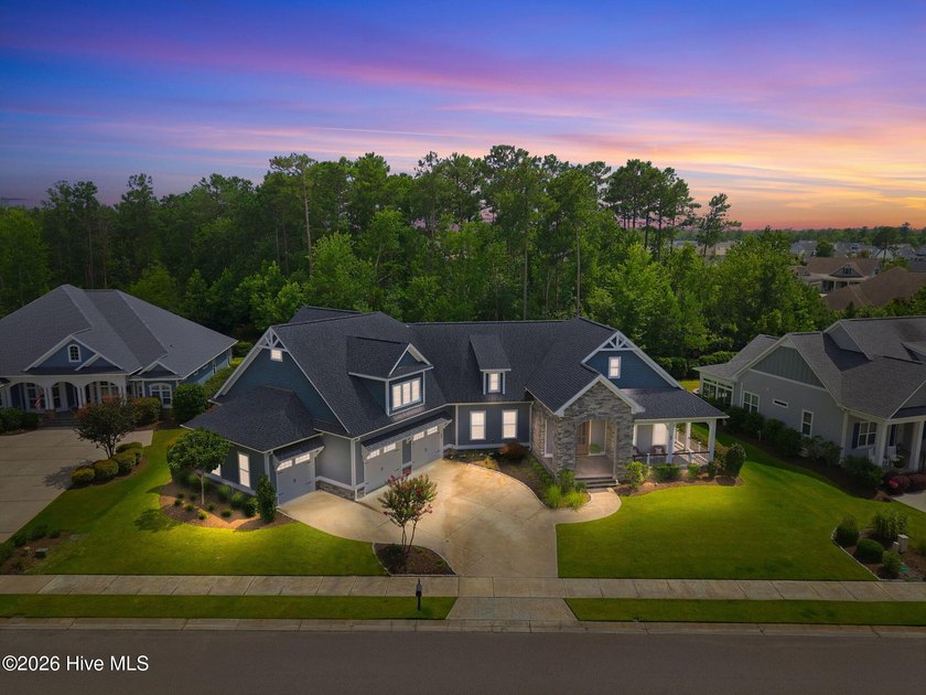 Experience exceptional luxury and timeless craftsmanship in this - photo 2