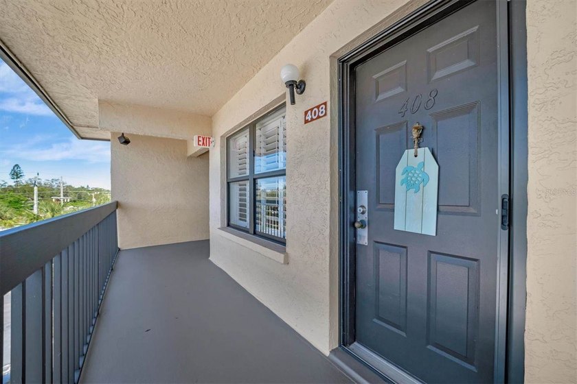 This beautifully renovated, turn-key furnished condo is a hidden - photo 2