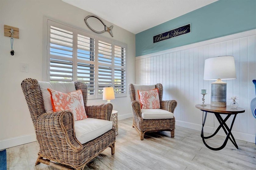 This beautifully renovated, turn-key furnished condo is a hidden - photo 5