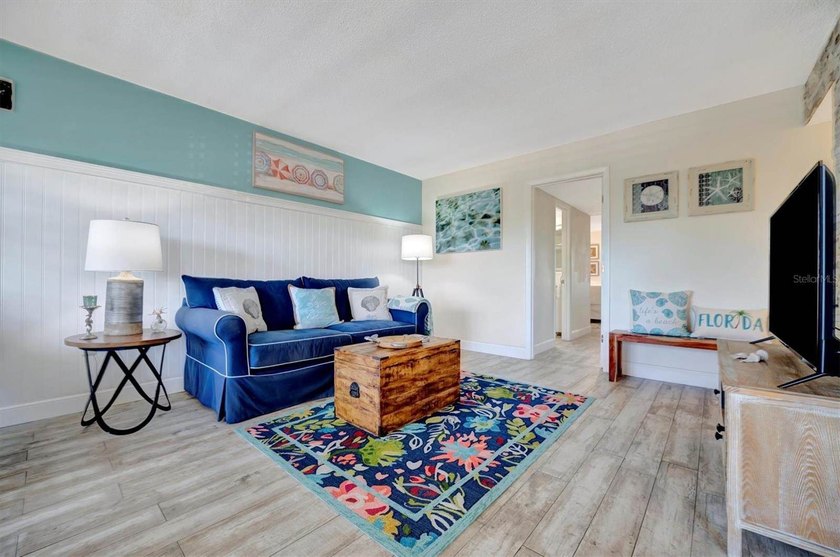 This beautifully renovated, turn-key furnished condo is a hidden - photo 6
