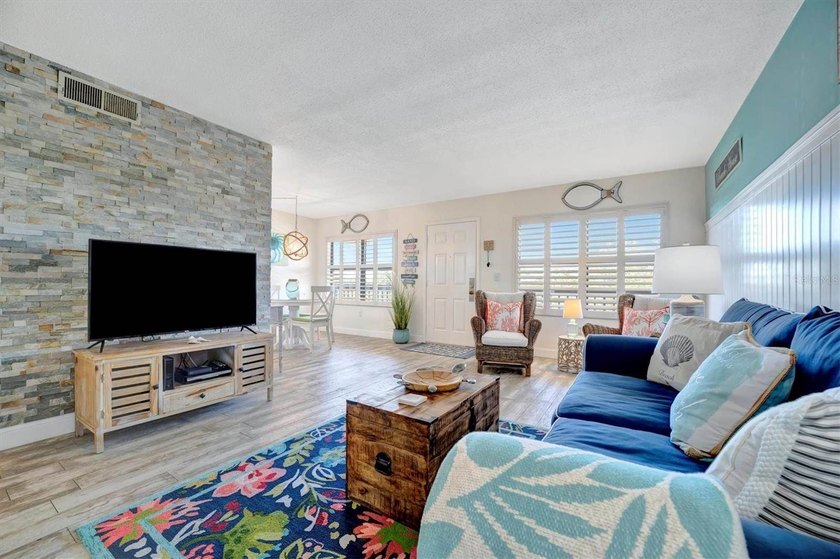 This beautifully renovated, turn-key furnished condo is a hidden - photo 8