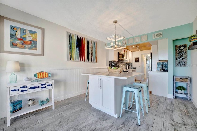 This beautifully renovated, turn-key furnished condo is a hidden - photo 9