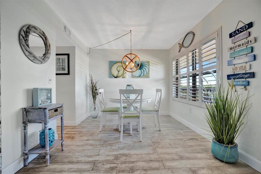 This beautifully renovated, turn-key furnished condo is a hidden - photo 10