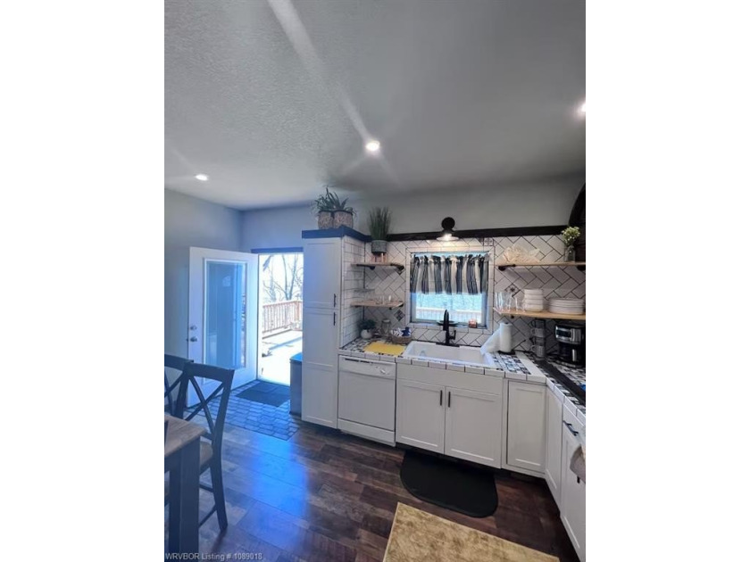 Whether you desire an absolutely charming lake house for - photo 5