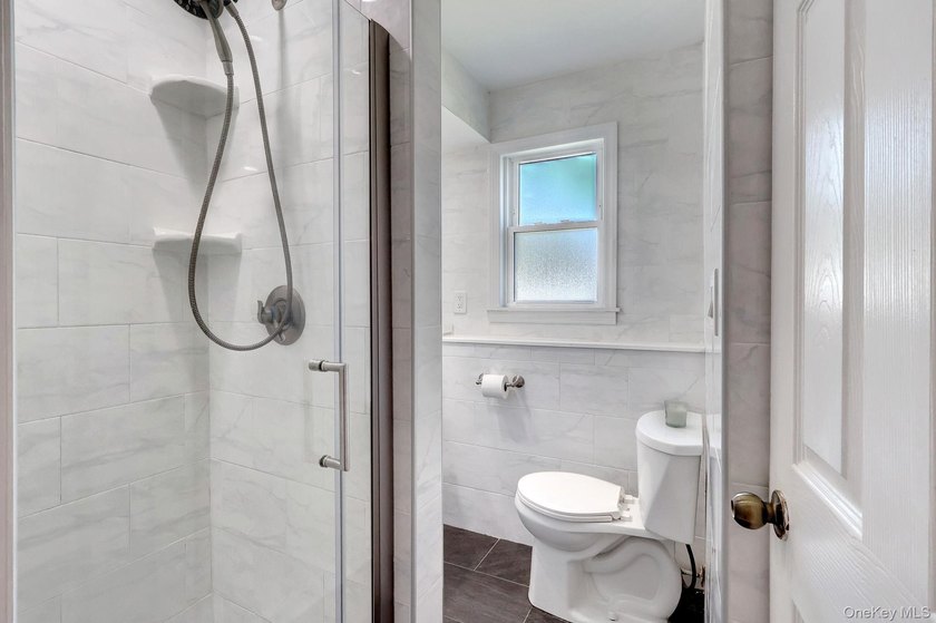 Welcome to this beautifully maintained 3-bedroom, 2-bath - photo 11
