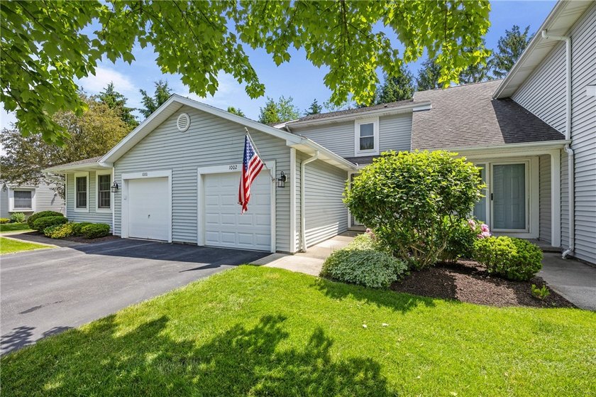 Welcome to this beautifully maintained townhome, which offers - photo 2