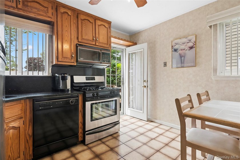 Welcome to this well-maintained semi-attached home, beautifully - photo 5