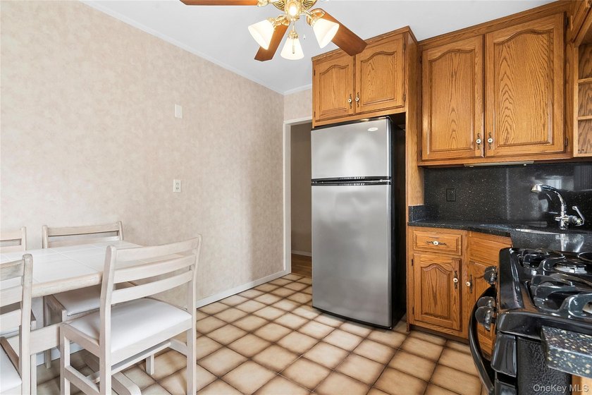 Welcome to this well-maintained semi-attached home, beautifully - photo 6