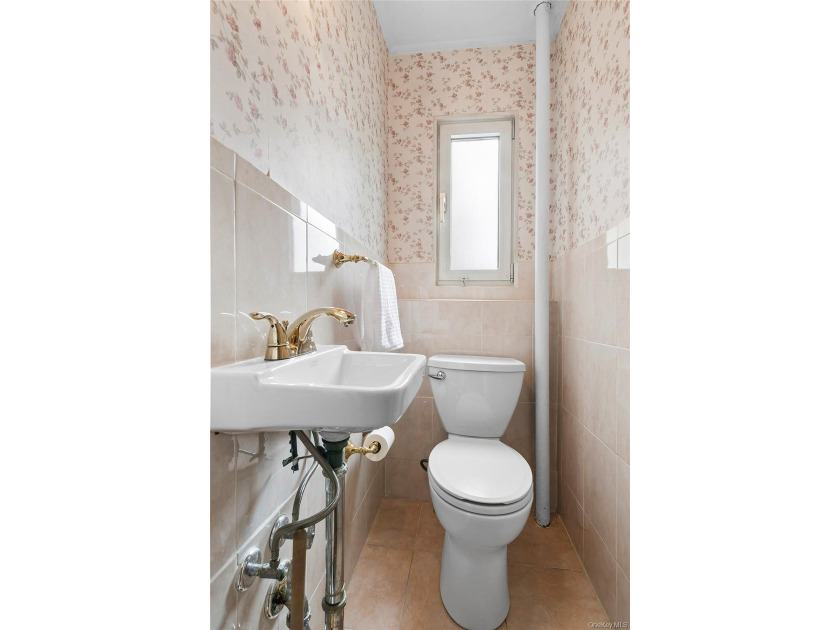 Welcome to this well-maintained semi-attached home, beautifully - photo 7