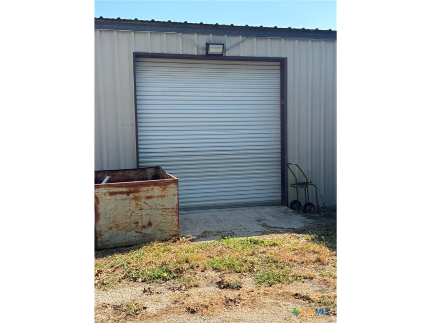 For sale in Seguin, Texas: a well-known commercial property - photo 9