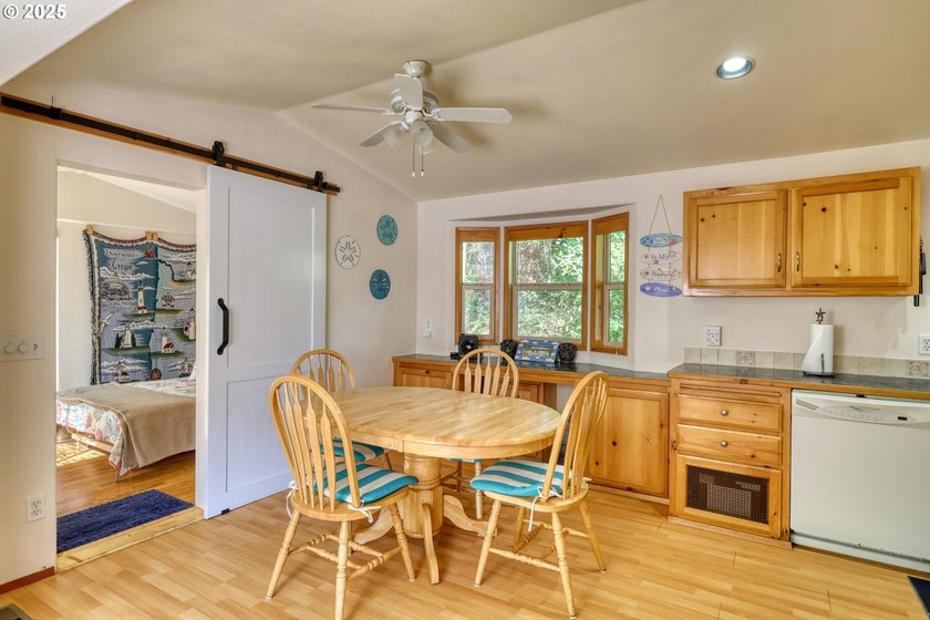 Turnkey coastal retreat in Whaleshead Beach Resort. Fully - photo 12