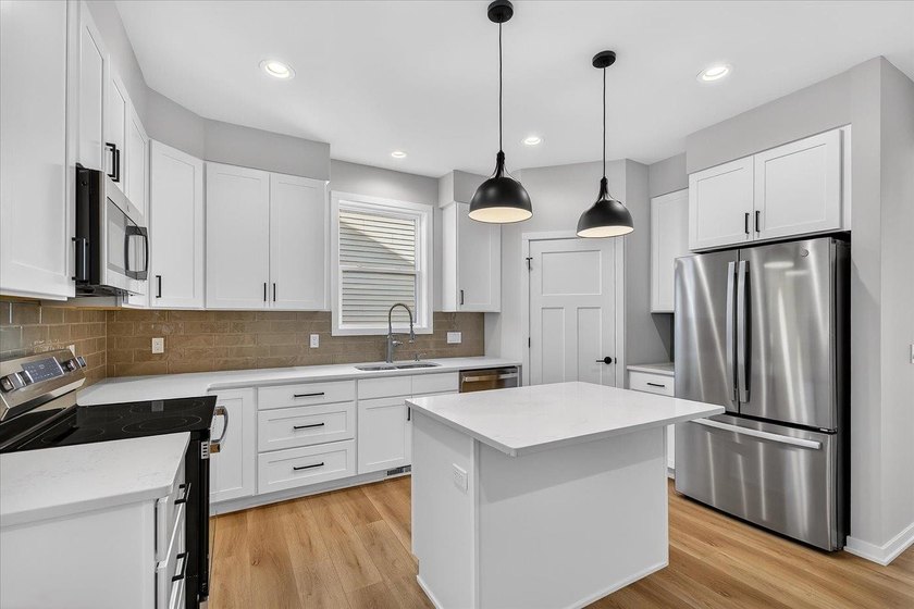 Move-in ready and beautifully designed, this stunning Swan Creek - photo 21
