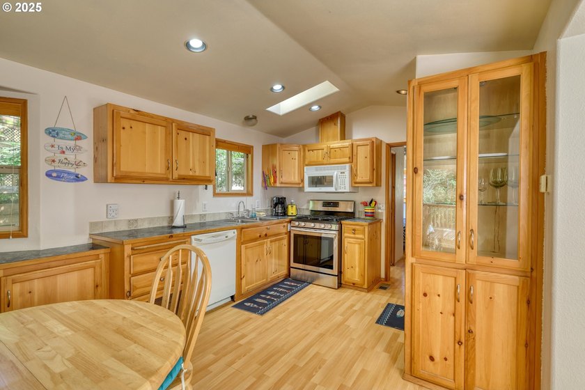 Turnkey coastal retreat in Whaleshead Beach Resort. Fully - photo 24