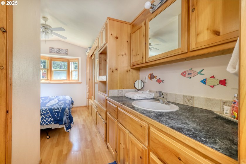 Turnkey coastal retreat in Whaleshead Beach Resort. Fully - photo 25