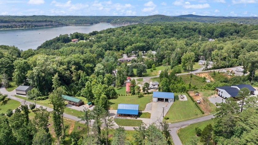 Turn-key Lake Cumberland retreat! This fully furnished 3-bedroom - photo 31