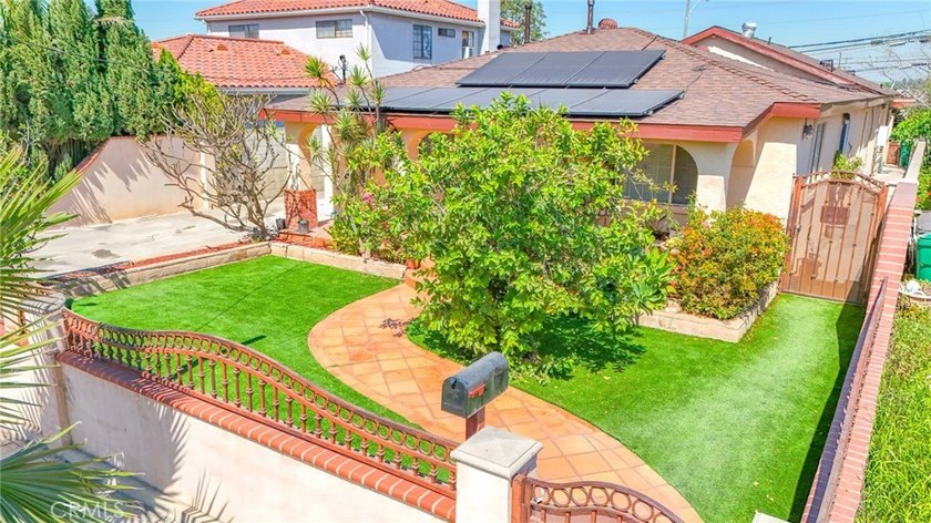 Wow! Wow! Wow! Bixby Knolls Location... What a Unique Property - photo 2