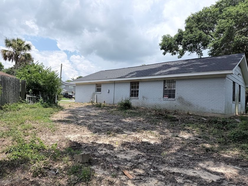 Great Location! BRAND NEW ROOF! Close to schools, shopping, and - photo 3