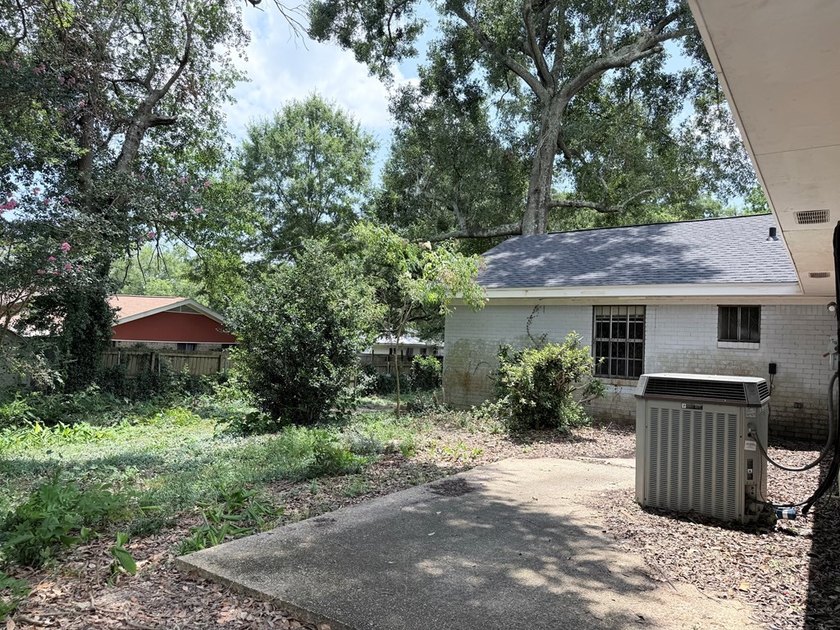 Great Location! BRAND NEW ROOF! Close to schools, shopping, and - photo 4
